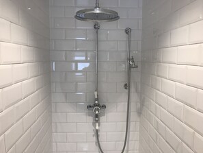Duschwanne, Haartrockner, Bidet, Handtücher