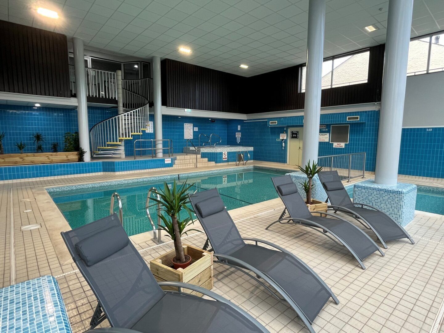 Inomhuspool och uppvärmd pool