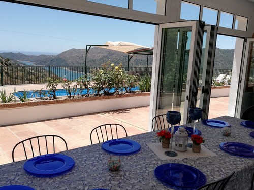 FANTASTIC VILLA WITH PRIVATE POOL AND GARDEN IN ISTAN NEAR MARBELLA