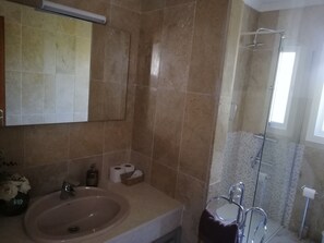 Dusche, Haartrockner, Bidet, Handtücher