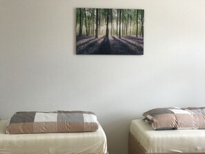 2 Schlafzimmer, schallisolierte Zimmer, Bügeleisen/Bügelbrett