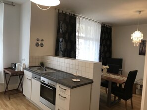 Kühlschrank, Mikrowelle, Ofen, Herdplatte
