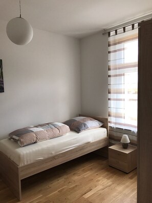 2 habitaciones, insonorización y tabla de planchar con plancha