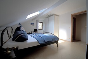 5 bedrooms, travel crib, free WiFi, bed sheets - Large, high-quality furnished vacation apartment with sauna in the Eifel (Nimshuscheid)