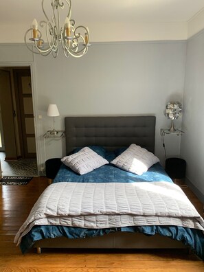 4 habitaciones, escritorio, tabla de planchar con plancha y wifi gratis 