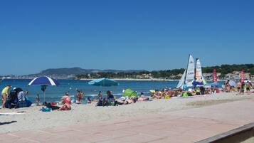 Plage à proximité, chaises longues