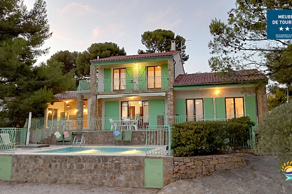 La villa façade Sud face à la baie de La Ciotat
