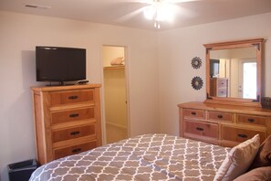 3 bedrooms, desk, iron/ironing board, travel cot