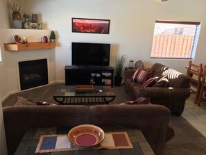 Smart TV, chimenea, reproductor de DVD y futbolito 