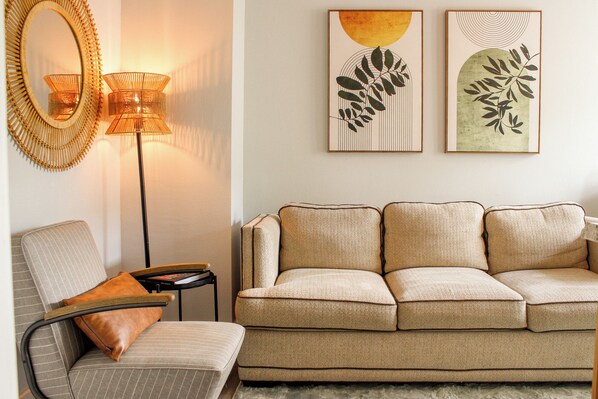 TV - Douglas on Third Corner Suite: Adorable Apartment on 3rd St., Downtown #1 (McMinnville)