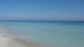 På stranden, solsenger og strandhåndklær