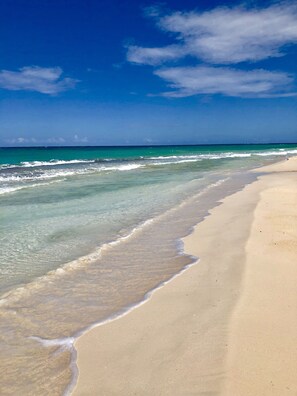 En la playa, camastros y toallas de playa 