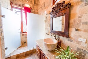 Bathtub, hair dryer, bidet, towels - Casa Blanca, Beautiful Restored 250 Year Old Villa. Oasis in Heart of Granada (Granada)