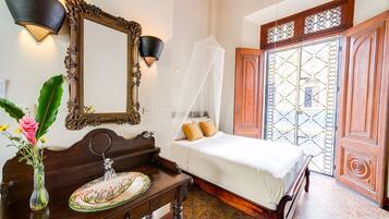 5 makuuhuonetta, tallelokero huoneessa, työpöytä, silitysrauta/-lauta