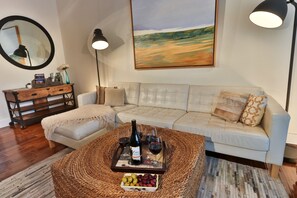 Smart-TV, Kamin, Tischfußball, Bücher