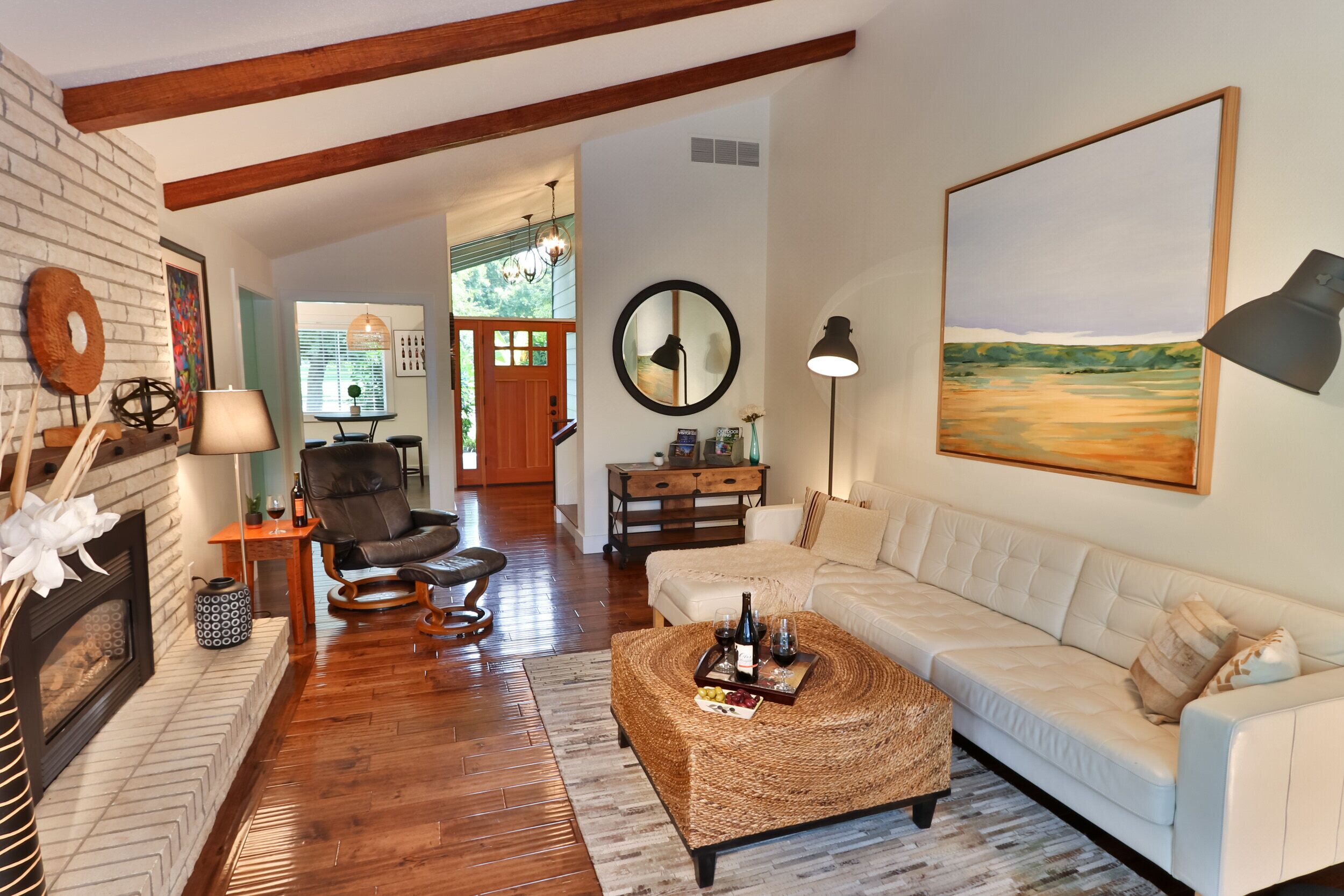 Una Smart TV, una chimenea, un futbolín, libros