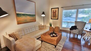 Smart-tv, pejs, bordfodbold, bøger