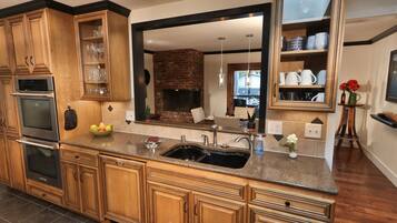 Køleskab, mikrobølgeovn, ovn, kogeplade