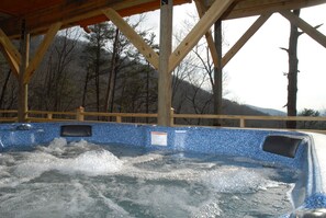 Outdoor spa tub - Canopy Blue Luxury Treehouse *hot tub, fire pit, swing bed, amazing views* (Blue Ridge)