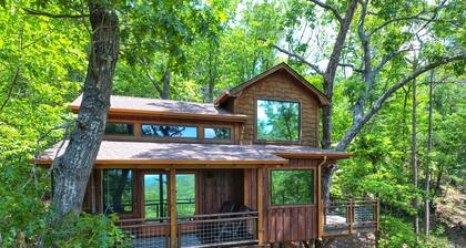 Canopy Blue Luxury Treehouse * kylpytynnyri, palokammio, keinu sänky, upeat näkymät *