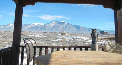 Eastern Star Retreat - Open Plan, well-appointed home with mountain views.