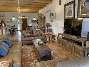 Smart TV, DVD player, books, music library - Eastern Star Retreat - Open Plan, well-appointed home with mountain views. (El Prado)