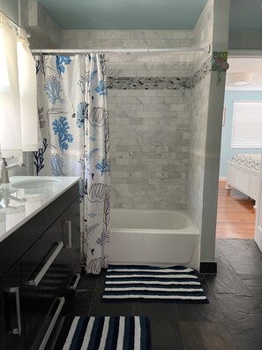 Combined shower/bathtub, hair dryer, towels, soap