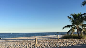 Ubicación a pie de playa, tumbonas y toallas de playa