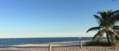 Am Strand, Liegestühle, Strandtücher