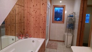 Badewanne, Haartrockner, Handtücher, Toilettenpapier