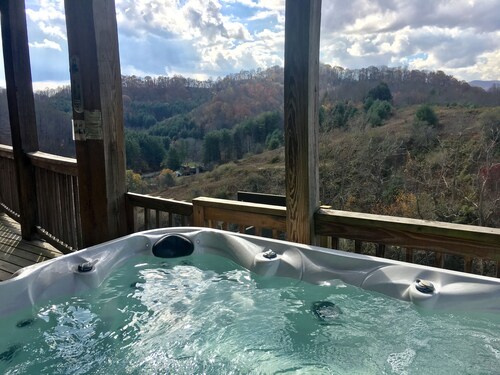 Starry Nights Lodge, Beautiful Views, Hot Tub, Firepit, 15 mins from Boone