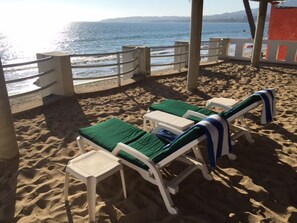 En la playa, camastros y toallas de playa 