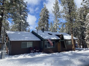 Exterior - Cozy Cabin Nestled in the Woods of Big Bear City (Big Bear)