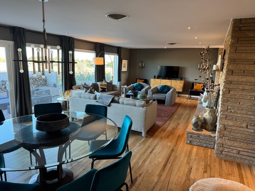 Summer Special - Remodeled mid-century home overlooking the mountains and town