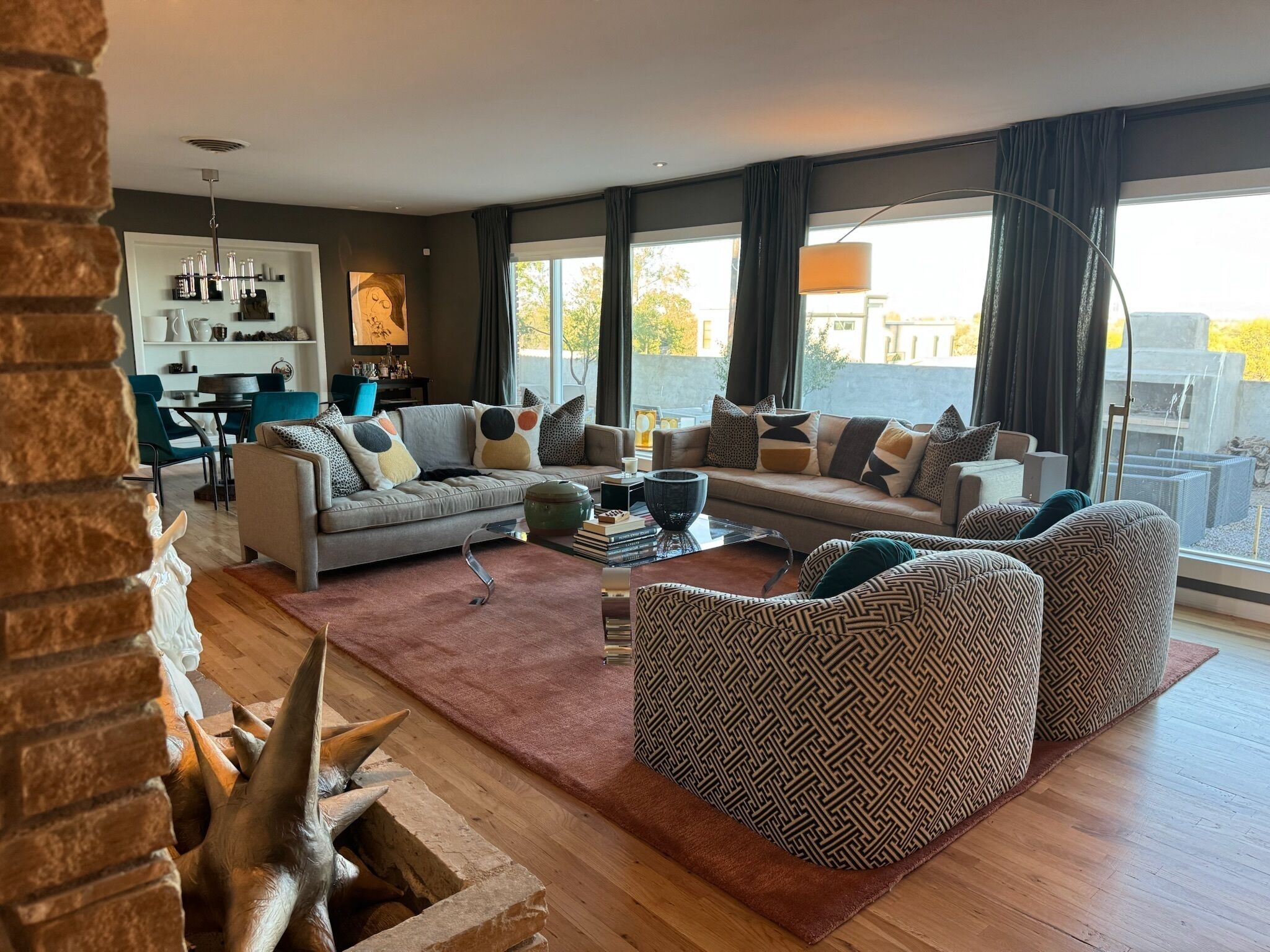 智能电视、壁炉、书、立体声音响