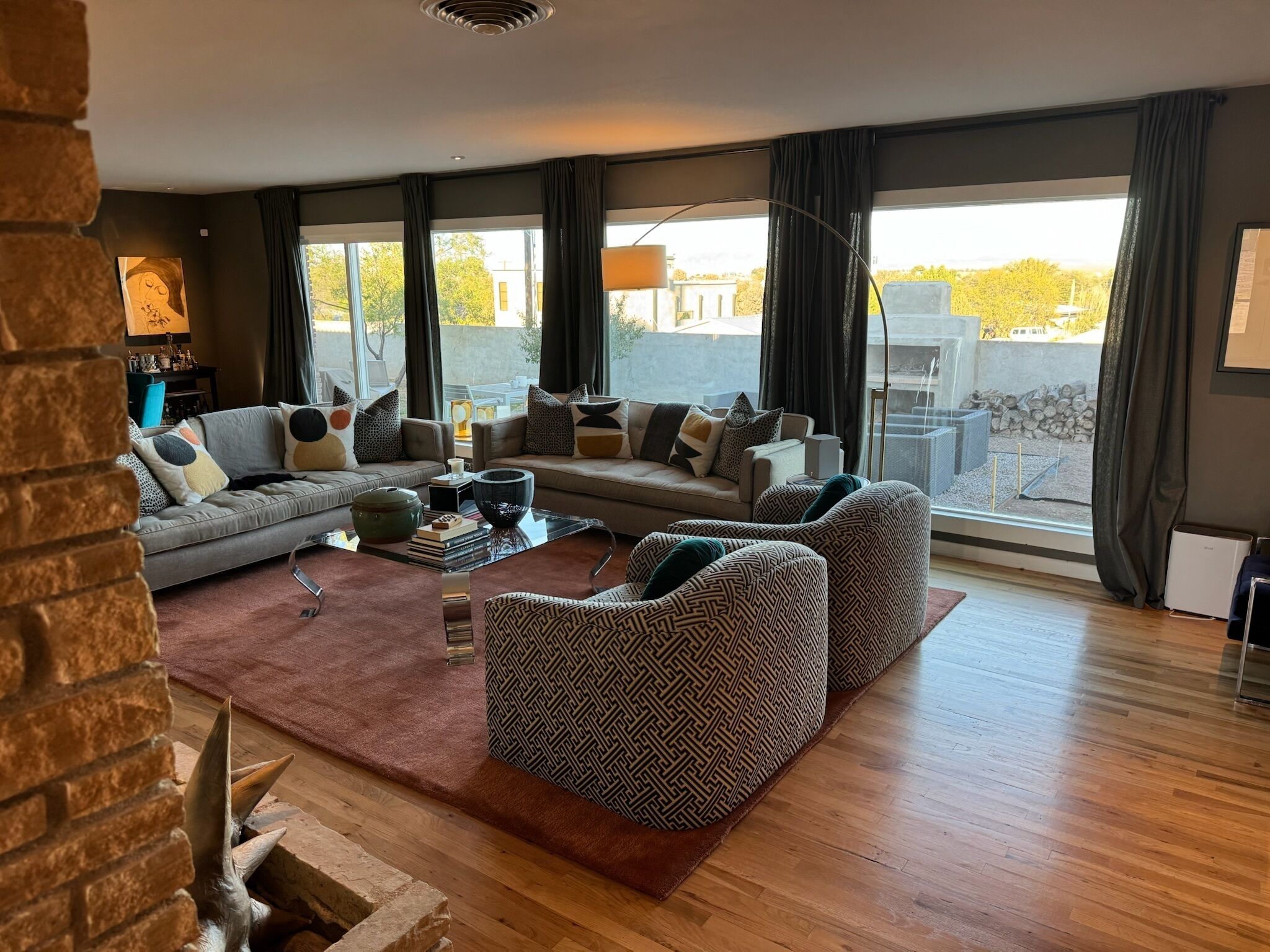 Älytelevisio, takka, kirjoja, stereot