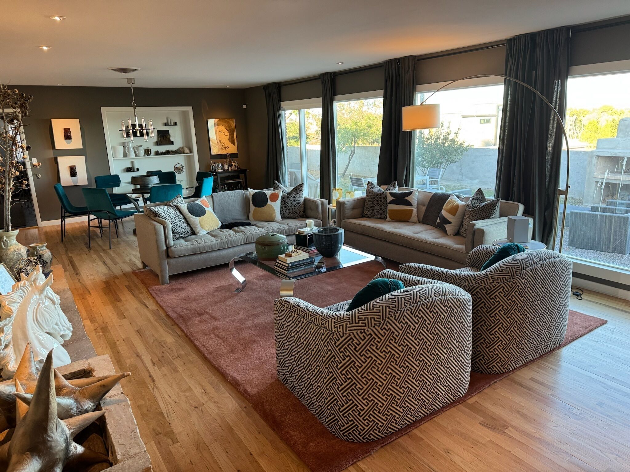 Smart TV, fireplace, books, stereo