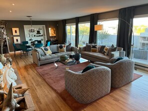 Smart TV, fireplace, books, stereo