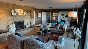 Smart TV, fireplace, books, stereo