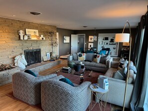 Smart TV, fireplace, books, stereo