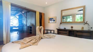 2 bedrooms, in-room safe, desk, iron/ironing board