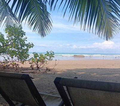 ON THE BEACH! Soaking Tub/Music/Wi-Fi & A/C-Sleeps 4-in 2 Queen beds