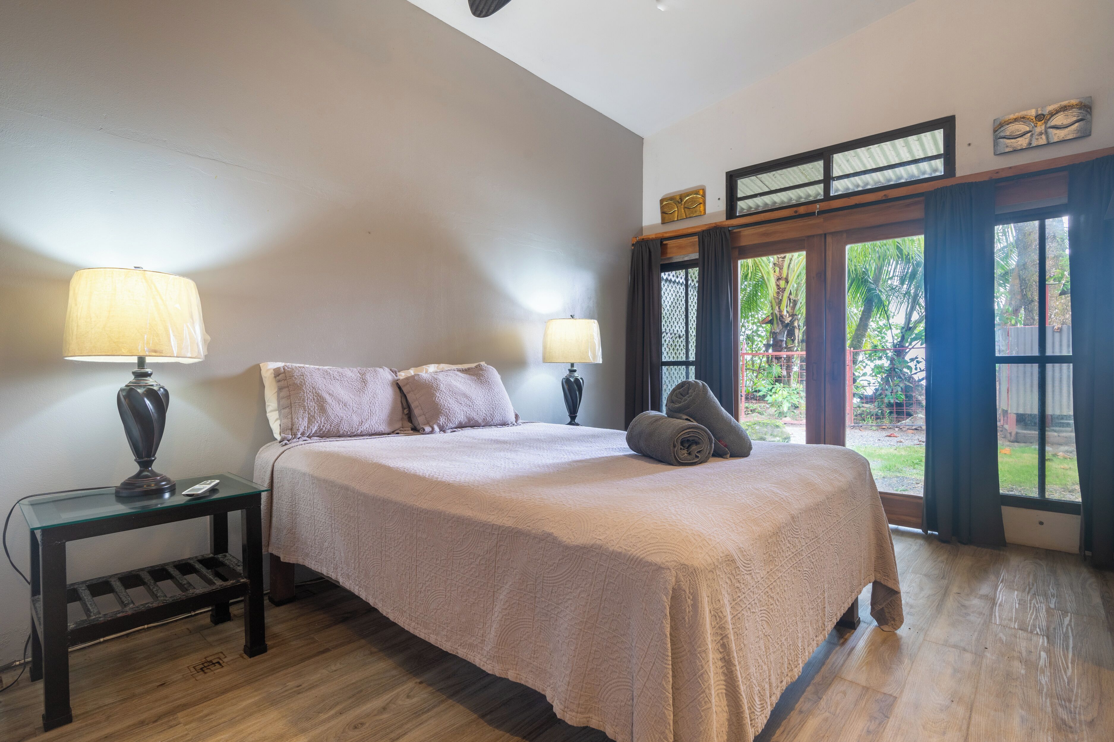 2 Schlafzimmer, Zimmersafe, Schreibtisch, Bügeleisen/Bügelbrett