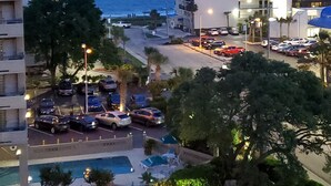 Un hotel con piscina, estacionamiento y vistas al océano.