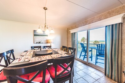 Beautiful Penthouse!! Beach front condo! 