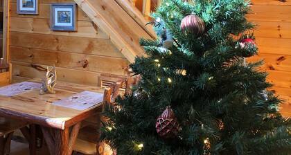Honeymoon cabin Loft BRM view of Mt LeConte 2 bath No Pets No Smoking