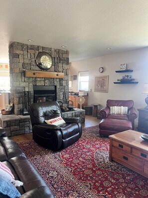 Smart TV, fireplace, DVD player, books