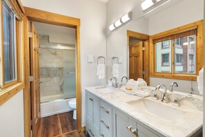 Combined shower/bathtub, hair dryer, towels, soap - Breckenridge Ski In Ski Out Condo, Great Views, Pool & Hot Tubs, Walk to Town (Breckenridge)