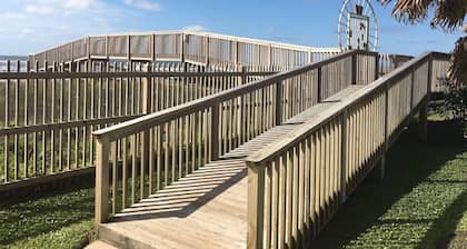 AM STRAND. Überquere die belebte Straße nicht mit deiner Familie. Kostenlose WLAN-NETFLIXS