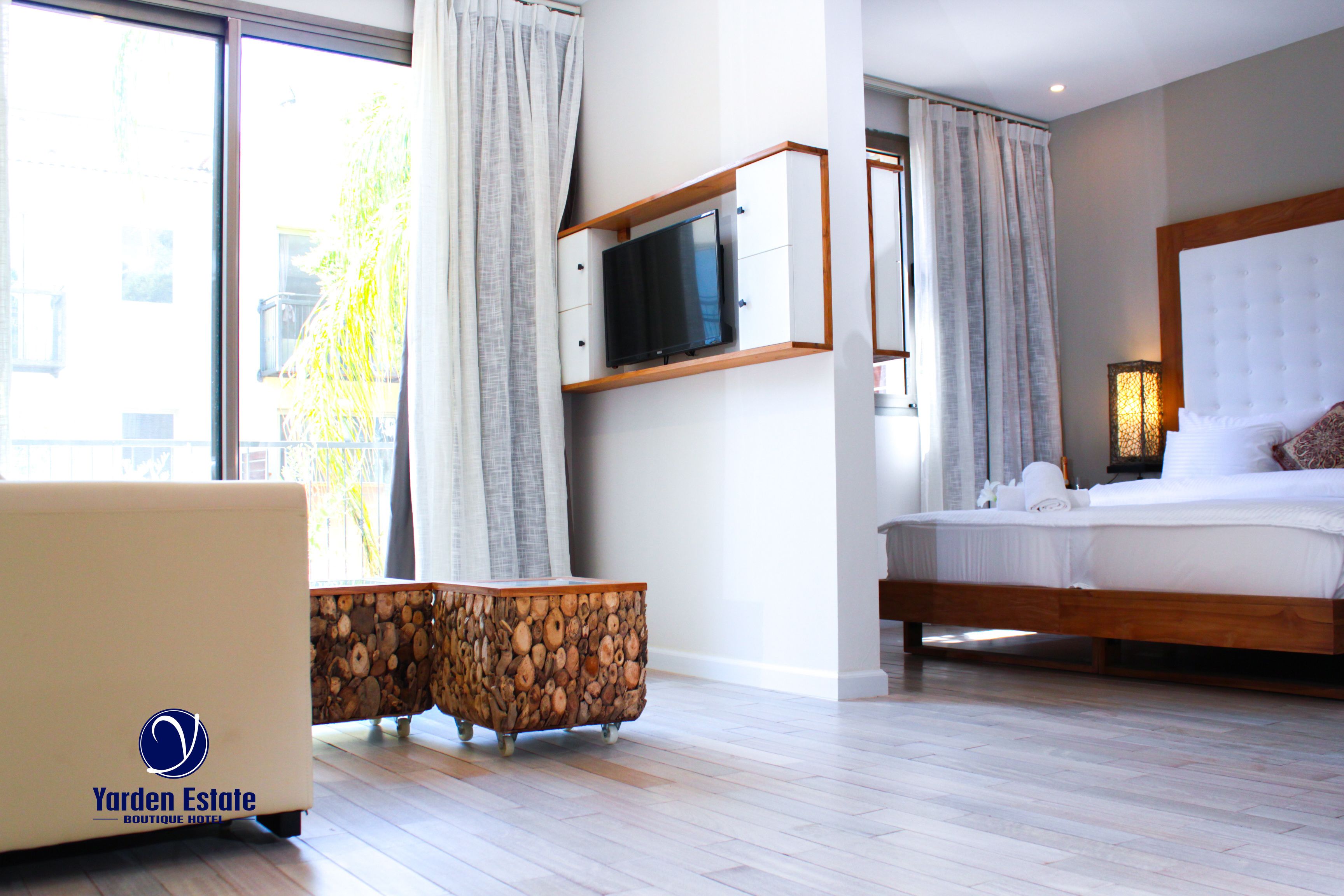 Hochwertige Bettwaren, Zimmersafe, Schreibtisch, schallisolierte Zimmer